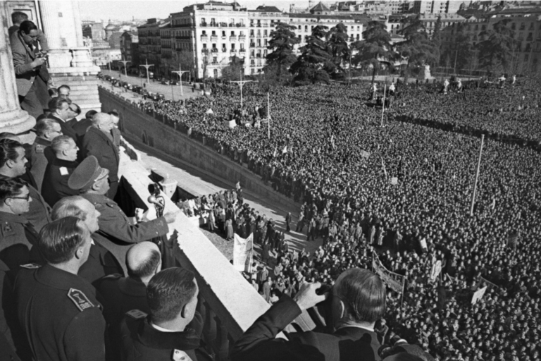 1946. La enorme manifestación de la Plaza de Oriente de Madrid del 9 de Diciembre, presidida por el Caudillo de España Francisco Franco. Por Carlos Fernández Barallobre