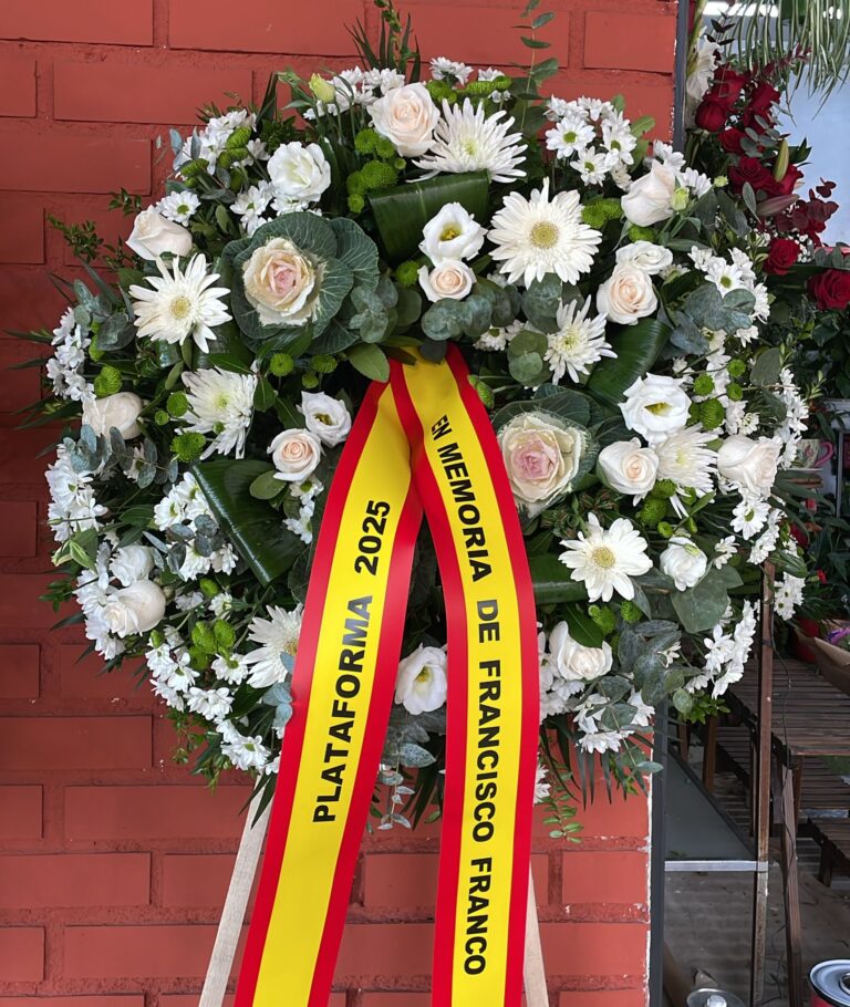 La Plataforma 2025 deposita una corona de flores en la tumba de Francisco Franco