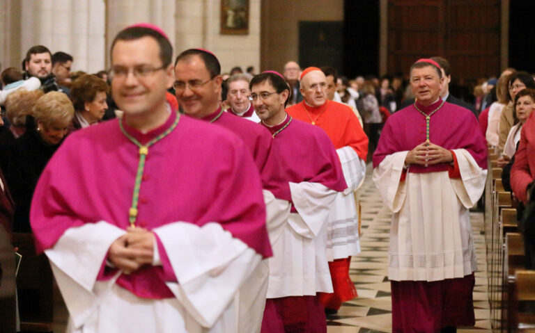 Hay en Madrid dos obispos. Poema de Javier Díaz.